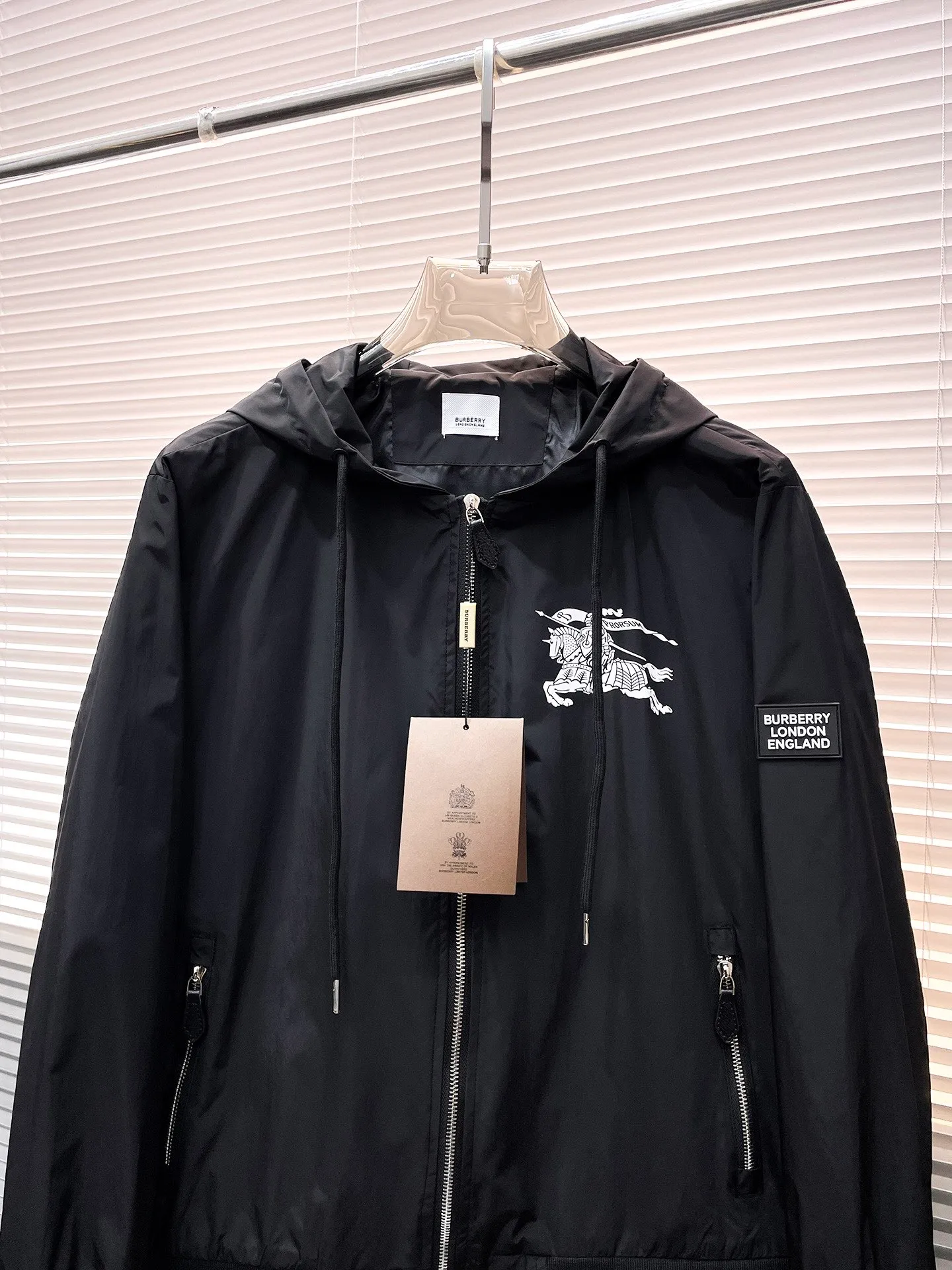 Baibaoli 2026 spring New Arrival jacket, new show product‼ The product is in perfect condition. It is comfortable and warm to wear on both sides. It has all three labels and the color is full and attractive. The design is very outstanding and can easily enhance the fashion sense. The workmanship is extremely sophisticated and rigorous, and the wiring is neat and meticulous! A masterpiece from a famous designer! The upper body does not look bloated and is super handsome! In Stock Sizes：M～XXXL